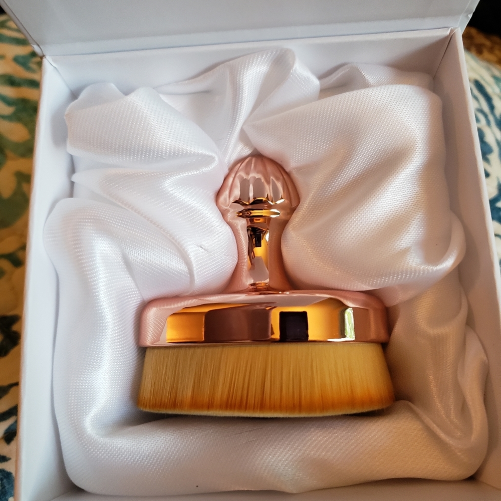 Eloise Beauty Teardrop brush.